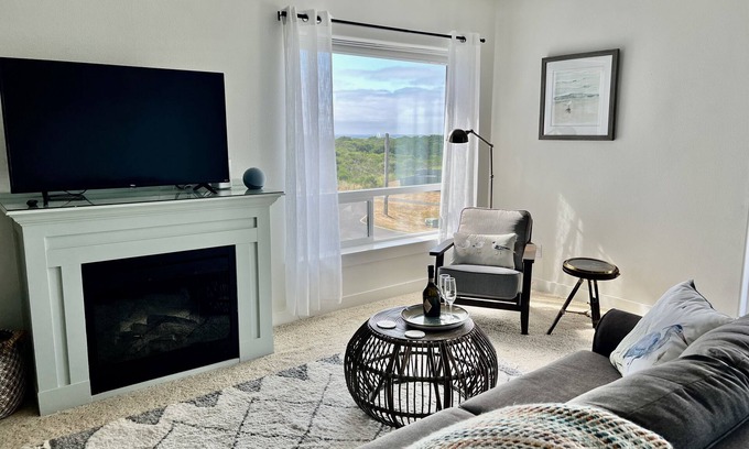 Westport Condo | Ocean View Retreat with Heated Pool & Hot Tub Access