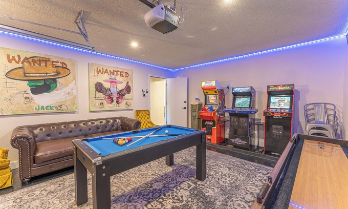Barton Hills House | Party Pad! Sleeps 18, Arcade, Turf Sport Court, Stock Tank Pool, Heart of ATX!