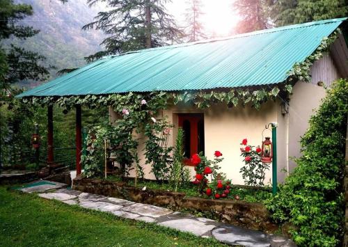 Kasol Bed & Breakfast | Tranquil Parvati Kuteer Riverside Resort: Pet Friendly Retreat