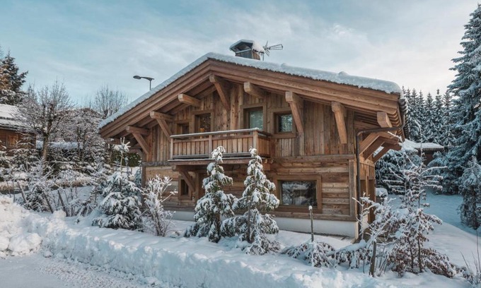 Le Planellet Ski Chalet | Relaxing Retreat at Pas de l’Ourson - Megève Chalet with Sauna