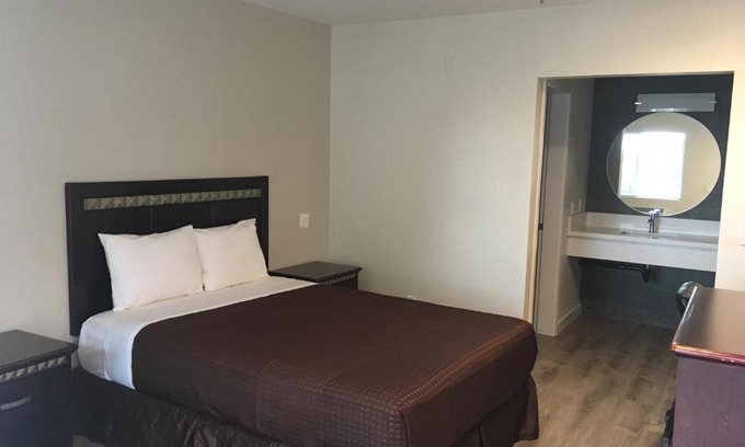 Lamanda Park Hotel | Discover Pasadena Lodge: Family-Friendly with Kitchen Access
