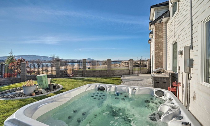 Tri-Cities Condo | Experience Pasco Condo with River Views and Hot Tub Bliss