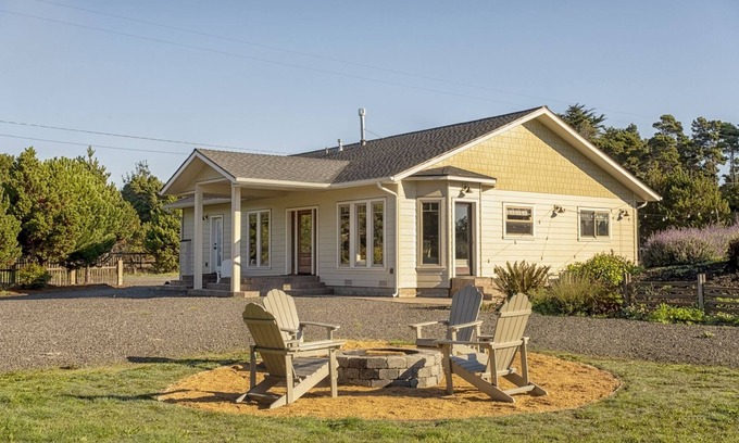 Fort Bragg House | Paseo Del Mar - Steps from Pristine Beaches and Serenity