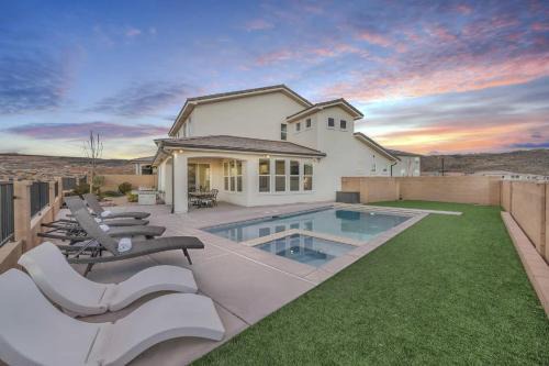 Washington House | Elegant Paseos Poolhouse: Family-Friendly with Hot Tub