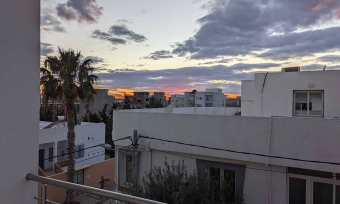 Hiboun Apartment | Cozy Pasha Apartment: Sea View and Child-Friendly Retreat