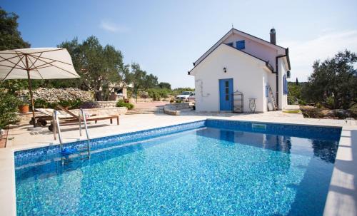 Loviste House | Exceptional Pasika: Pet-Friendly Hotel with Ocean Views
