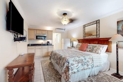 Pass-a-Grille Historic District Apartment | Discover Pass-A-Grill 3: Pet-Friendly Family Retreat Awaits