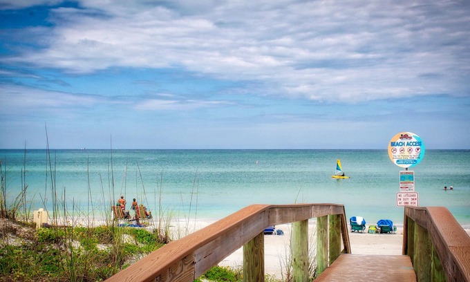 Pass-a-Grille Historic District Condo | Experience Pass A Grille Gulf Way Beachfront with Pool & Ocean View