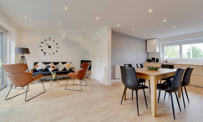 Trumpington House | Modern 3-Bed Home at Byron Square with Free Parking