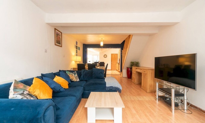 St. Mark's House | Pass the Keys | Bright Home with Free Parking & Breakfast