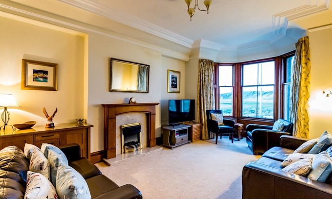 Earlsferry House | Experience Beaufort House with Golf Course Views & Breakfast
