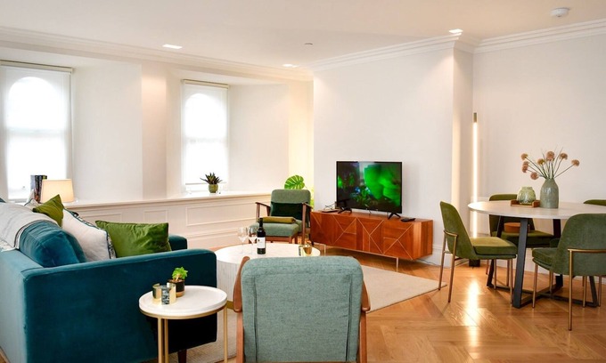 Butetown Apartment | Explore the Bay: Inviting 2 Bed Apartment with Parking