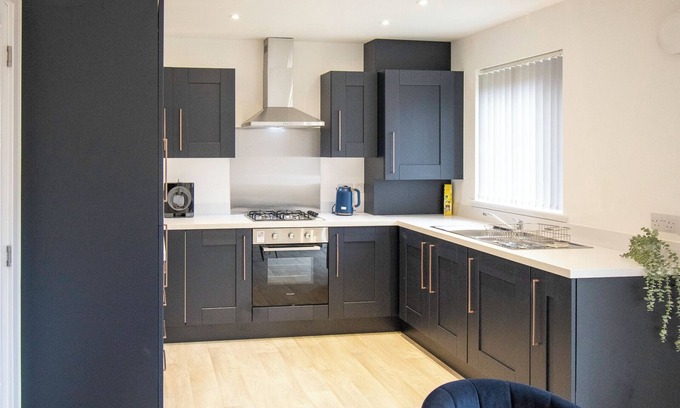 Shawlands House | Inviting Glasgow South Home with Family-Friendly Amenities