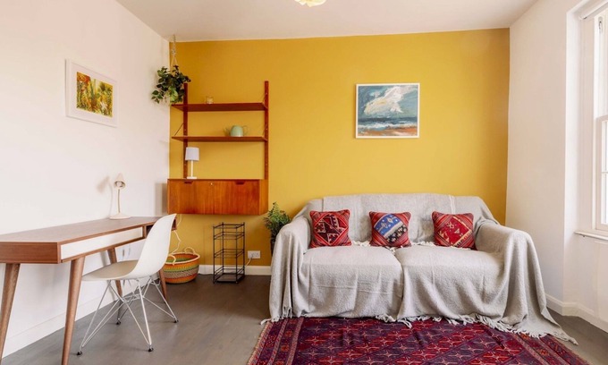 Vassall Apartment | Elegant Georgian Flat Near Oval with Family-Friendly Amenities