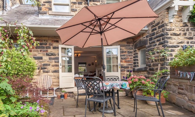 Adel House | Scenic Family Retreat in Leeds with Breakfast & Kitchen