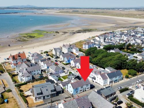 Rhosneigr House | Beachside Breeze Cottage: Family-Friendly 2-Bed Retreat