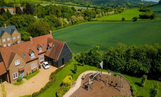 Saunderton House | Bright Chilterns Hideaway with Kitchen & Pet-Friendly Options