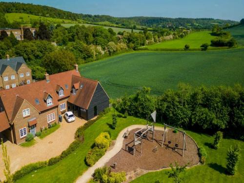 Saunderton House | Elegant Chilterns Hideaway with Hot Tub & Pet Friendly