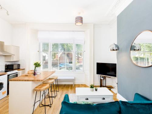 Leamington Spa Apartment | Cozy Central Leamington Spa 2 Bed Flat with Parking