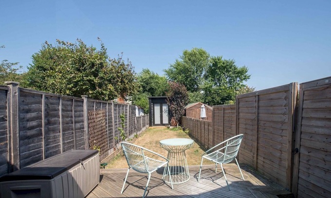 Farnham House | Character 3 Bed Cottage in Farnham with Free Parking