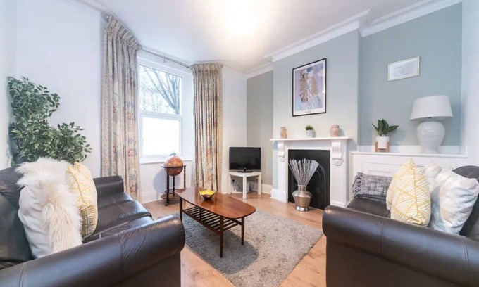 Battersea House | Quaint Victorian Home Steps from Central London Attractions