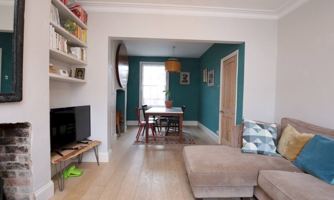 Oxford House | Explore Central Oxford at Pass the Keys Victorian Townhouse