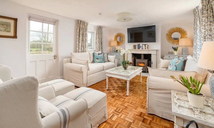 Ware House | Discover Pass the Keys: 4 Bed Cottage in Herts Countryside