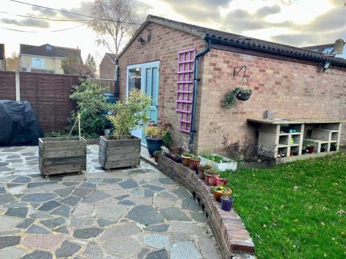 St Albans House | Discover Guest House in St Albans with Parking Available