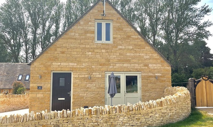 Chipping Campden House | Chestnut Cottage with Parking and Scenic Views Await You