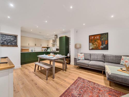 Richmond-upon-Thames Apartment | Pass the Keys Chic Flat with Bushy Park Views