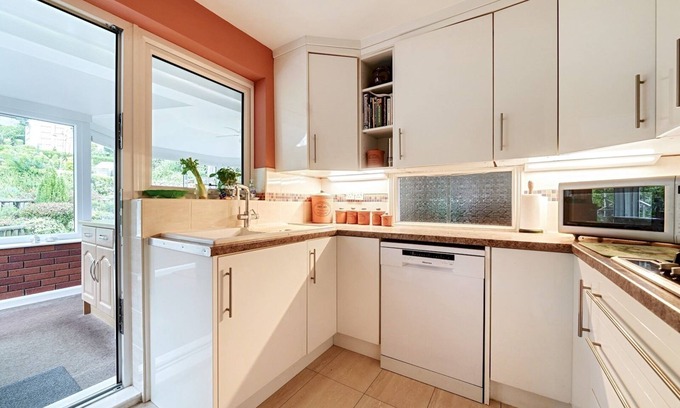 Exeter House | Family-Friendly Retreat | Close to Uni with Kitchen Amenities