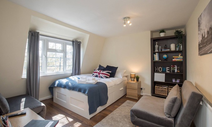 Oval Apartment | Cozy Apartment Near Oval Station with Family-Friendly Amenities