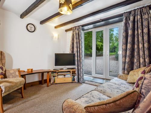 Bontnewydd House | Cozy 3 Bedroom Barn Conversion with Pool & Family Amenities