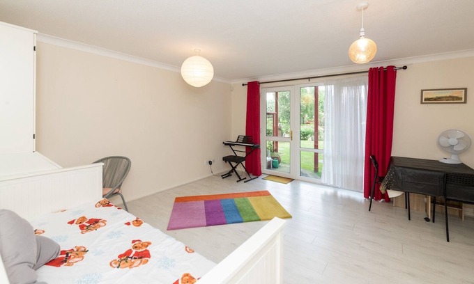 Reading Apartment | Cozy Flat near Train Station with Family-Friendly Amenities