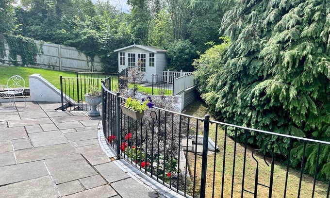 Rickmansworth Apartment | Cozy One-Bed Flat with Scenic Views and Parking