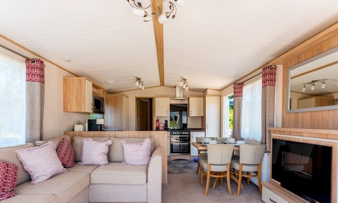 Wimborne House | Cozy 2 Bedroom Caravan with Parking and Family Amenities