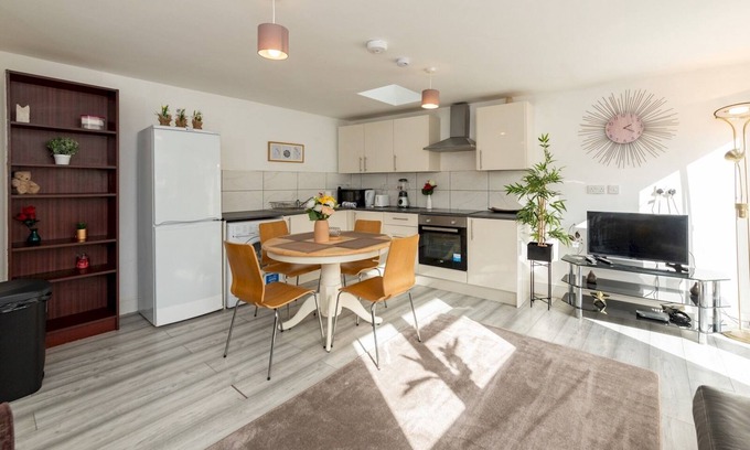 Reading Apartment | Family-Friendly Home with Private Garden for Up to 7 Guests