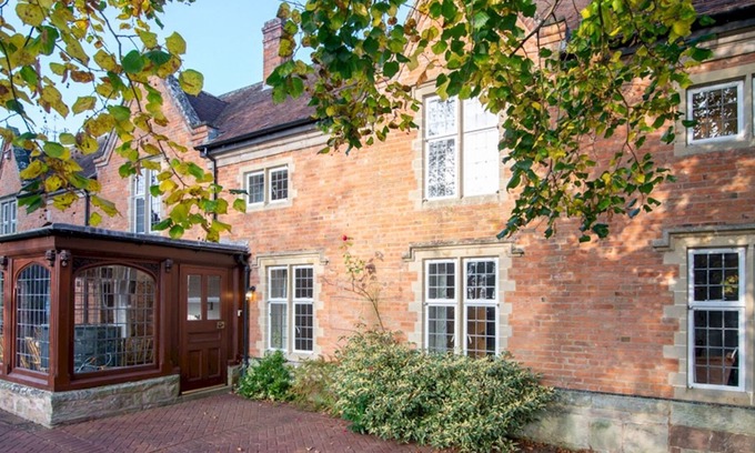 Inkberrow House | Pass the Keys | Elegant Country Home in Picture Postcard Village