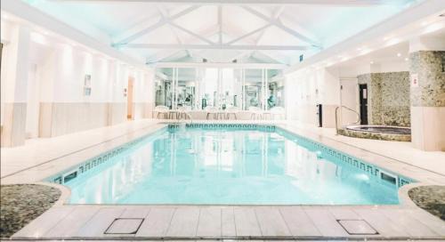 Backbarrow Apartment | River View Retreat: 3 Bedroom Apartment with Pool Access