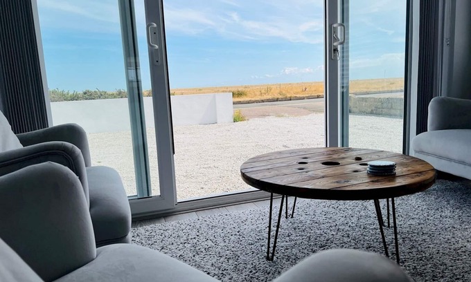 Lydd-on-Sea House | Beachfront Getaway: Pet-Friendly Retreat for Families