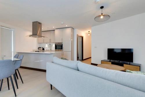 Cambridge Apartment | Modern Flat 204 Station Square: Steps from Cambridge Station