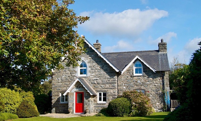 Dyffryn Ardudwy House | Coastal Bliss at South Lodge Cottage with Family-Friendly Amenities