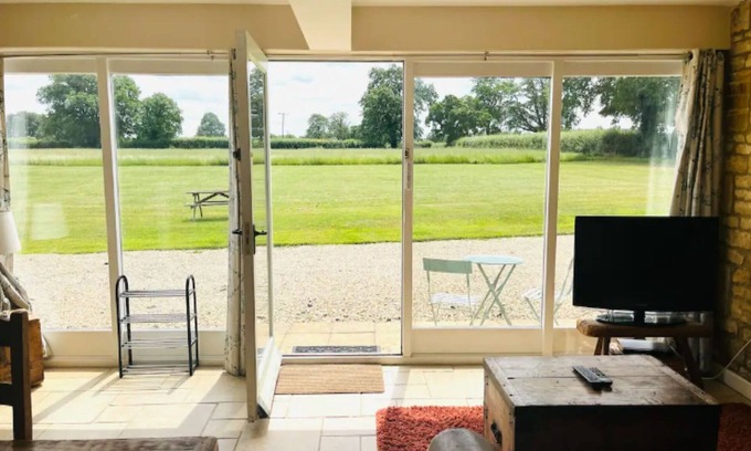 Bourton-on-the-Hill House | Hare Cottage: Scenic Views & Pet-Friendly Amenities Await