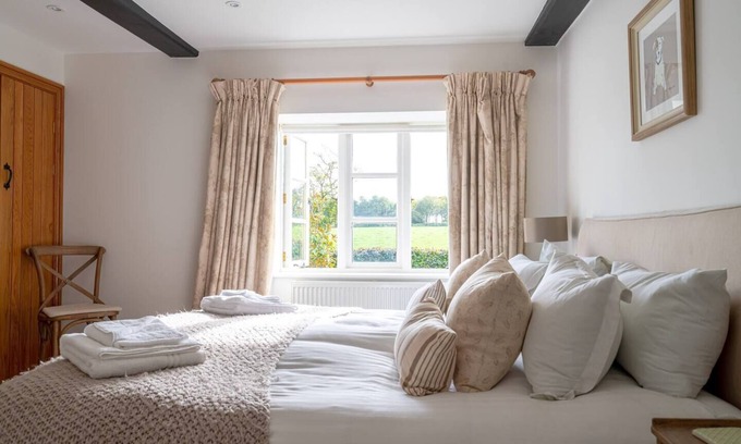 Todenham House | Relax at Cotswolds Farmhouse: Ideal for Families & Pets