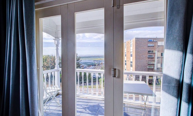 Leigh-on-Sea House | Cozy Escape at Pass the Keys | House with Leigh Sea Views