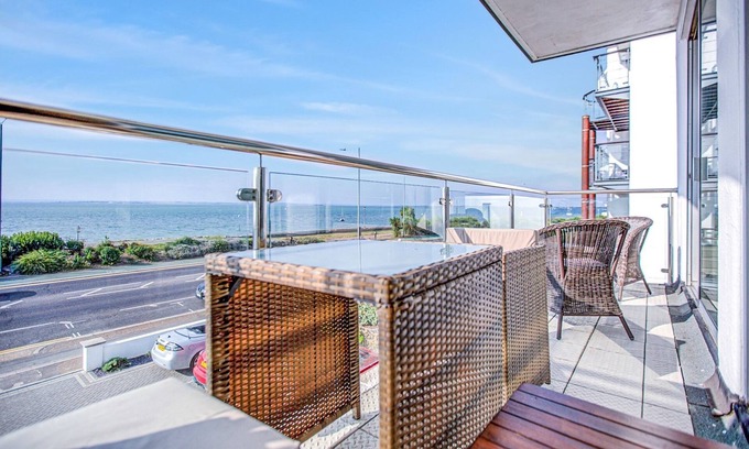 Westcliff-on-Sea Apartment | Unforgettable Sea Front Views at Pass the Keys Hotel