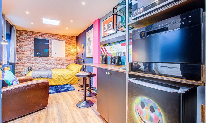 Westcliff-on-Sea Apartment | Cozy Studio Flat with Kitchen Near Hospital and Breakfast