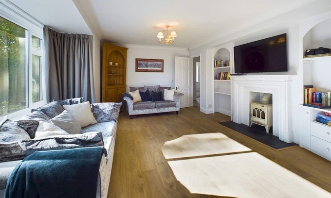 Exeter House | Family-Friendly Grand Country Home with Kitchen & Breakfast