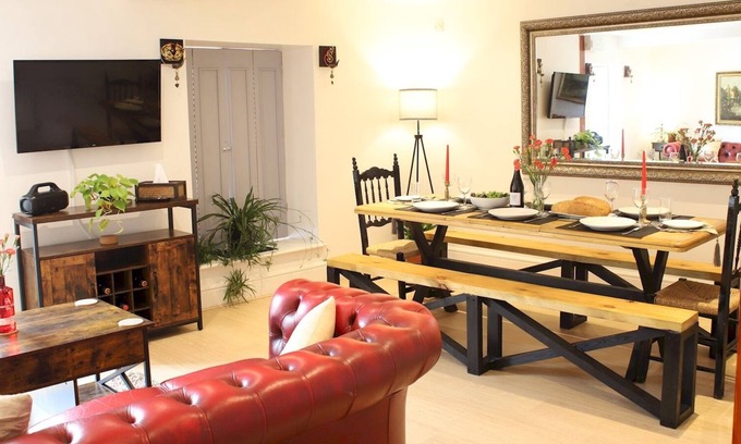 Llandovery Apartment | Spacious 4BR Apartment in Llandovery - Ideal for Families