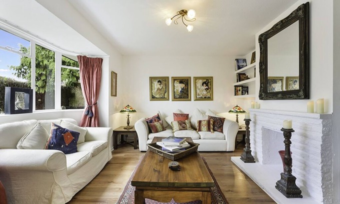 Esher House | Cozy Hidden Cottage in Esher with Family-Friendly Amenities